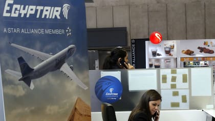 Una operadora de Egyptair en el aeropuerto Charles-de- Gaulle