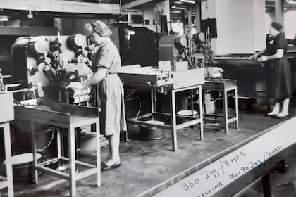 Una operaria de la fábrica trabaja en una máquina de punta y talón, diseñada por la Fábrica Argentina de Alpargatas