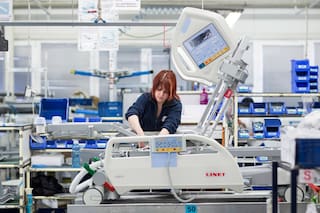 Donde no hay mano de obra humana, los trabajadores robots dan la nota