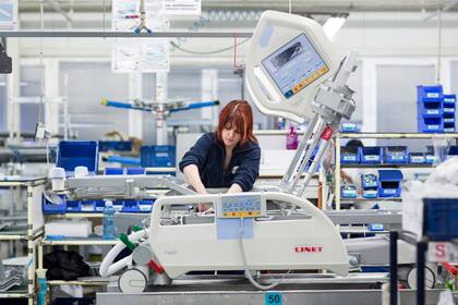 Una operaria trabaja en el ensamblado final del equipamiento médico de Linet