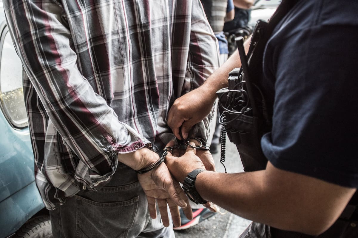 Una orden de arresto es emitida por un juez o magistrado