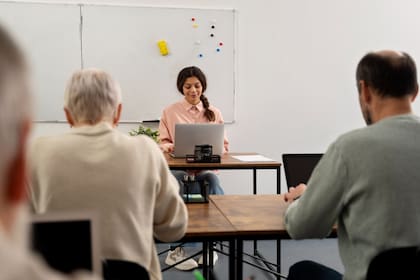 Una organización aborda las necesidades educativas de los inmigrantes adultos de habla hispana en EE.UU.