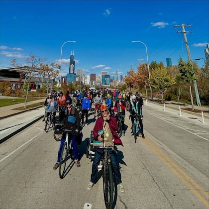 Una organización de ciclista coordinó un recorrido por las tiendas de vendedores ambulantes en señal de apoyo