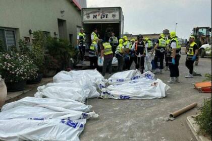 Una organización de rescatistas israelí reportó el hallazgo de más de 100 cadáveres en una comunidad cercana a Gaza