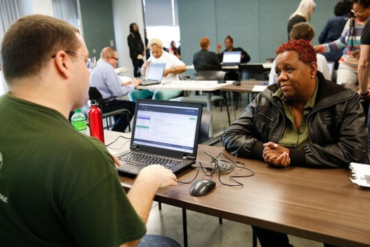 Una organización ofrece ayuda gratuita para la declaración de impuestos 2026 (Ladder Up)