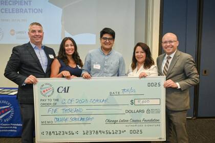 Una organización que promueve la educación para estudiantes latinos en Chicago ofrece becas