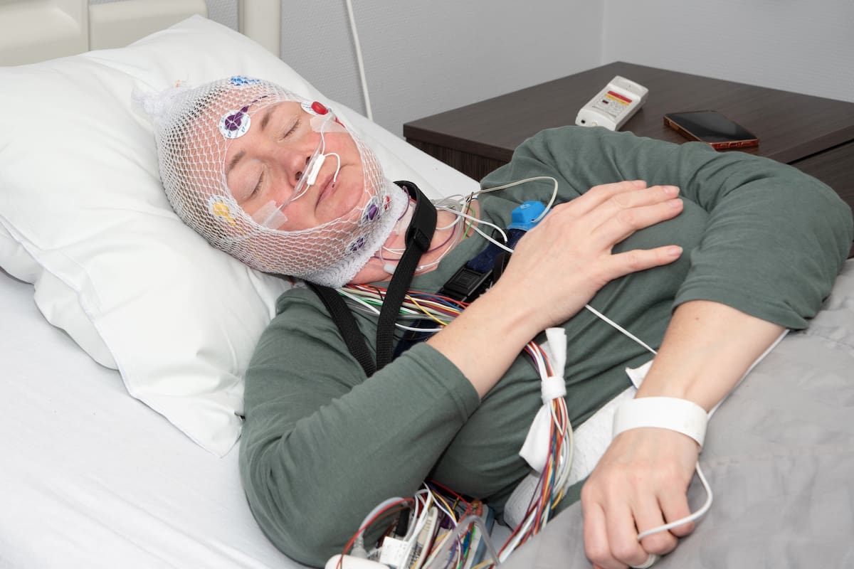 Una paciente durante una polisomnografía, un estudio de todo el cuerpo mientras dormimos