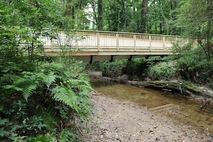 Una pala de aerogenerador fuera de servicio fue reutilizada como viga de un puente peatonal (Foto: Re-Wind USA/ Georgia Tech)