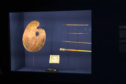 Una paleta y pinceles de Frida que se conservan en Casa Azul se exhiben en una vitrina en la muestra del Malba
