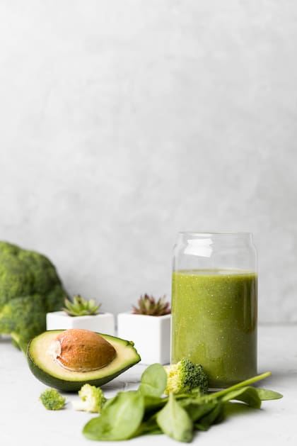 Una palta de 200 gramos aporta 322 calorías, 4 gramos de proteínas y 17 gramos de carbohidratos