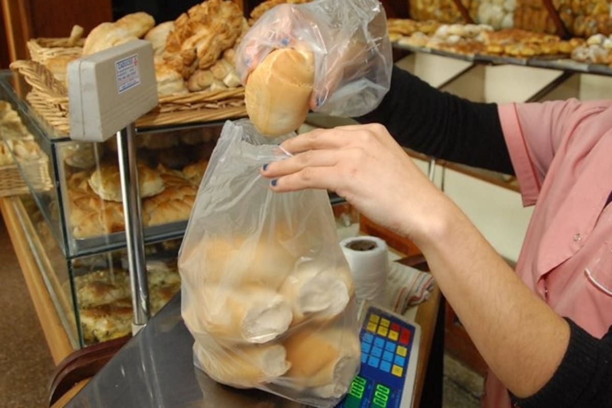 Una panadería de Santa Fe, donde el kilo de pan se vende entre 7 y 8 pesos