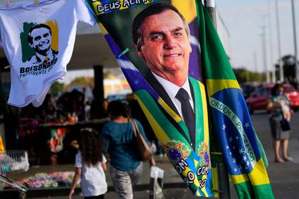 Una pancarta con la cara del presidente de Brasil, Jair Bolsonaro, que opta a la reelección, a la venta en Brasilia