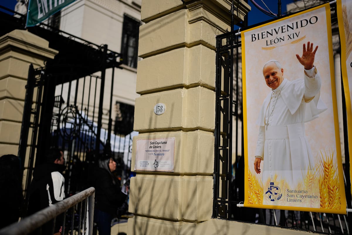 Una pancarta del papa León XIV en el exterior de la iglesia de San Cayetano