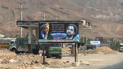Una pancarta en el valle de Panjshir muestra retratos de Ahmad Massoud y su padre con el lema: "Sueñas con un país libre gracias a tu ejército, Ahmad está a tu lado, que Dios te proteja". 10 de septiembre de 2019