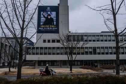 Una pancarta felicita al cineasta Bong Joon-ho por sus Oscar en Seúl, Corea del Sur