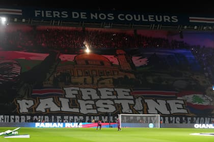 Una pancarta gigante con la frase "Palestina Libre" fue desplegada antes del encuentro de la Liga de Campeones entre el Paris Saint-Germain y el Atlético de Madrid en el Parc des Princes el miércoles 6 de noviembre del 2024. (AP Foto/Michel Euler)