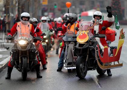 Una pandilla de Papás Noel motorizados por las calles de Belgrado