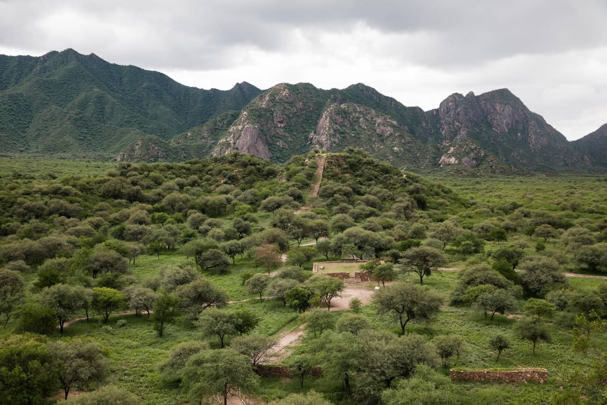Una panorámica de El Shincal. Hacia el final se observa el cerro que alberga el Templo del Sol.