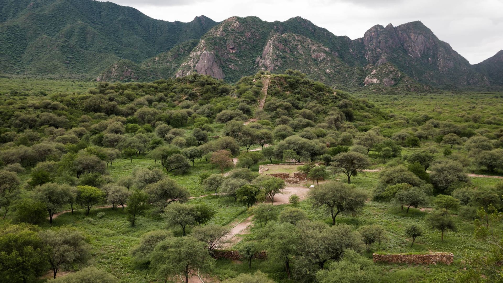 Una panorámica de El Shincal. Hacia el final se observa el cerro que alberga el Templo del Sol.
