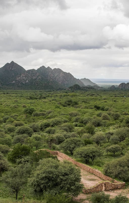 Una panorámica de El Shincal. Hacia el final se observa el cerro que alberga el Templo del Sol.