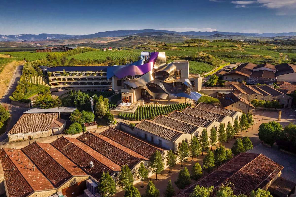 Una panorámica de la bodega Marqués De Riscal y su hotel, un emblema de la zona