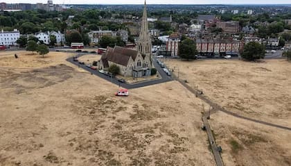 Una panorámica de la vegetación seca alrededor de la iglesia de Todos los Santos en Blackheath, al sureste de Londres