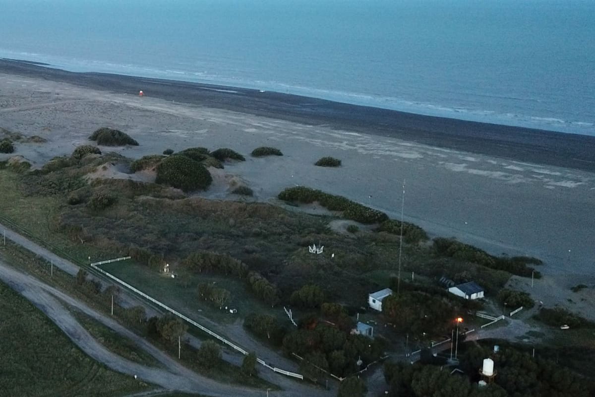 El solitario pueblo al borde del mar