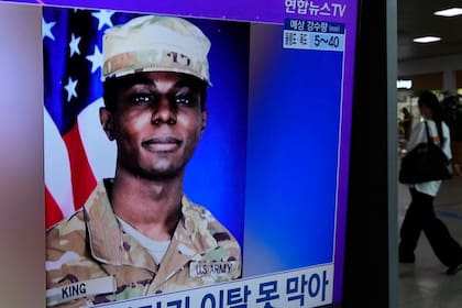Una pantalla de televisión muestra una imagen de archivo del soldado estadounidense Travis King durante un programa de noticias en la Estación de Tren Seúl, el lunes 24 de julio de 2023, en Seúl, Corea del Sur