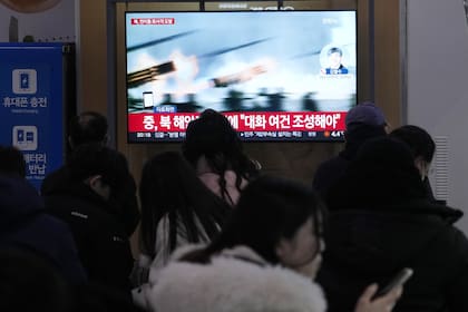 Una pantalla de televisión muestra una imagen de archivo del ejercicio militar de Corea del Norte durante un programa de noticias en la estación de tren de Seúl, Corea del Sur, el sábado 6 de enero de 2024. Corea del Norte llevó a cabo una nueva ronda de ejercicios de artillería cerca de la frontera marítima en disputa con Corea del Sur el sábado, dijeron funcionarios en Seúl, un día después de que los ejercicios anteriores del Norte llevaron a Corea del Sur a responder con sus propios ejercicios en la misma área (AP Photo/Ahn Young-joon)