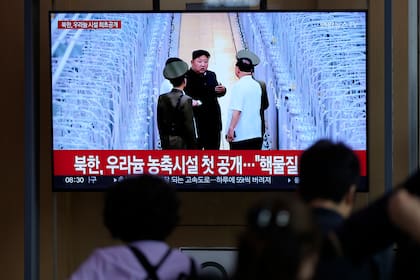 Una pantalla de televisión muestra una imagen del gobernante norcoreano Kim Jong Un durante la transmisión de un noticiero, el viernes 13 de septiembre de 2024, en la estación de trenes de Seúl. (AP Foto/Lee Jin-man)