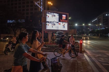 Una pantalla en el exterior en Xiangyang muestra fotos de las personas que cruzan la calle en lugares no permitidos junto a sus nombres y números de identidad. La idea es avergonzar a los infractores para que respeten la ley