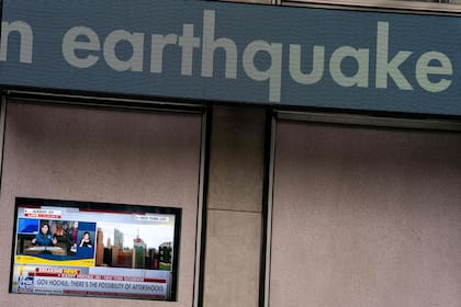 Una pantalla en el News Corp Headquarters de Nueva York muestra la noticia del terremoto. (David Dee Delgado / GETTY IMAGES NORTH AMERICA / Getty Images via AFP)