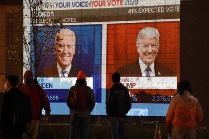 Una pantalla gigante muestra los resultados de las elecciones en Florida, en la plaza Black Lives Matter frente a la Casa Blanca