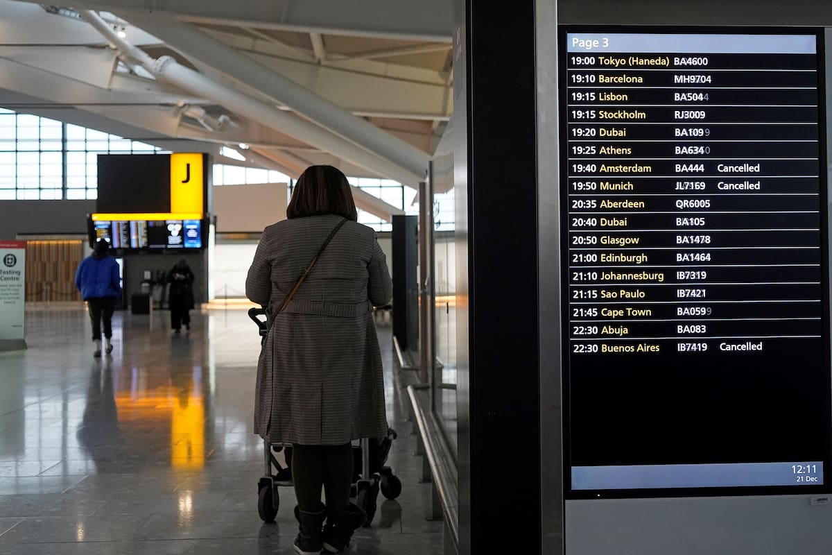 Una pantalla muestra el estado "Cancelado" de los vuelos con destino a Ámsterdam, Múnich y Buenos Aires, en el aeropuerto de Heathrow en Londres el 21 de diciembre de 2020