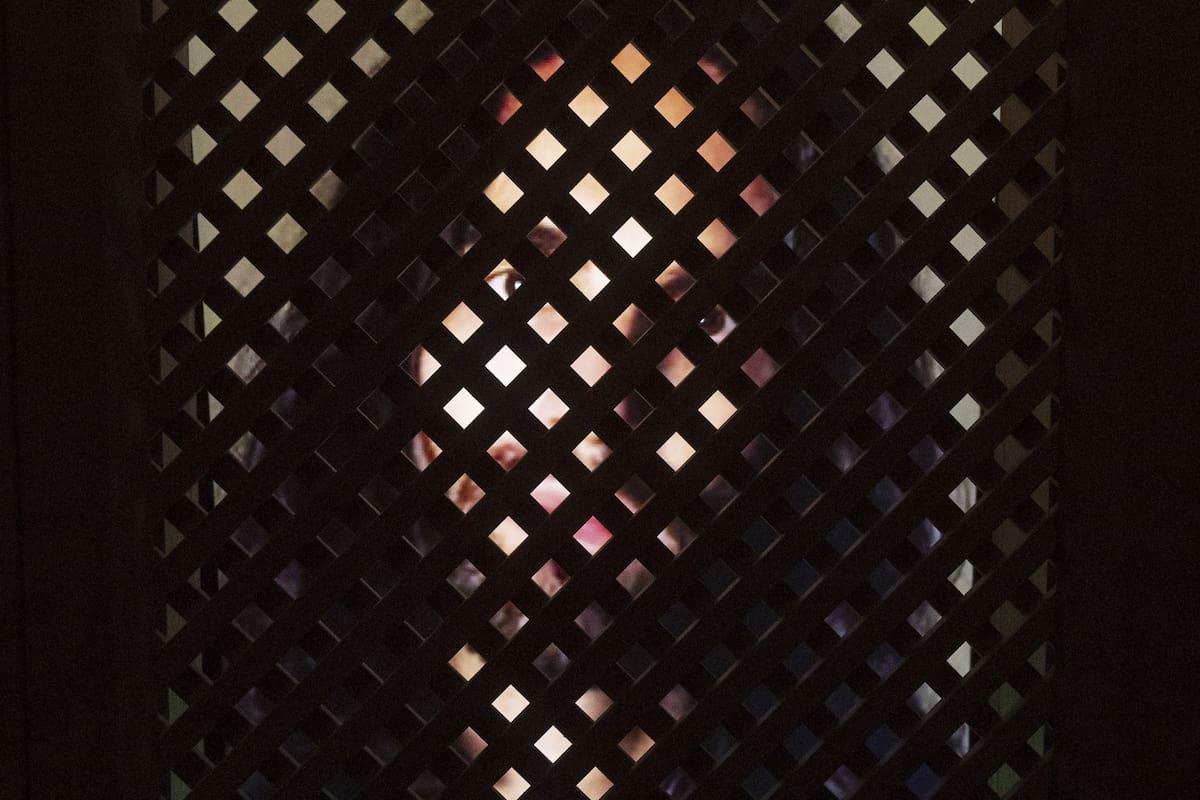 Una pantalla muestra un Jesús gestionado por ChatGPT dentro de un confesionario en la capilla de San Pedro en Lucerna, Suiza (Urs Flueeler/Keystone via AP)