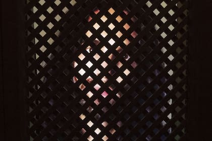 Una pantalla muestra un Jesús gestionado por ChatGPT dentro de un confesionario en la capilla de San Pedro en Lucerna, Suiza (Urs Flueeler/Keystone via AP)