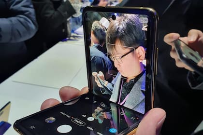 El nuevo celular de Samsung permite plegar la pantalla con diversos grados de apertura