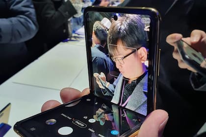 Una pantalla plegable con dos áreas de trabajo, una de las principales características del Galaxy Z Flip, el smartphone que Samsung presentó en San Francisco