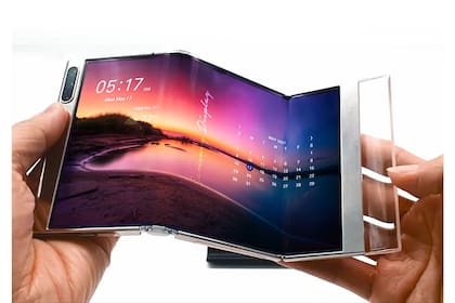 Una pantalla que se dobla en forma de S, con dos bisagras, para ampliar la superficie disponible, una tecnología que Samsung presentó en mayo pasado y que de forma reciente acaba de registrar en una patente