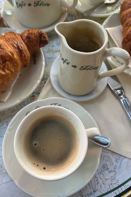Una
para obligada: café y
croissants en el mítico Café
de Flore.