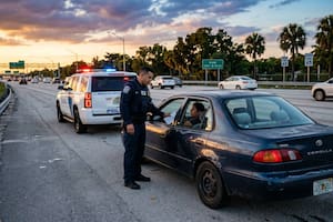 Avanza el ICE: cómo una parada de tránsito puede terminar en una deportación o detención de días