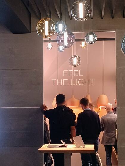 Una parada en el stand de la marca eslovena Ledluks. En primer plano, sus luminarias 'Fibi' de vidrio soplado; más atrás, su nueva línea 'Flora'