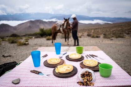 Una parada para almorzar durante la cabalgata con Santiago Carrillo.