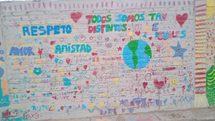 Una pared con un escrito en la Escuela Tierra de Huarpes; "Estos valores manejamos", explicó Valeria Juri