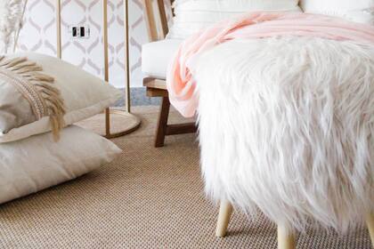 Una pared que dejó de ser lisa y blanca; solo está pintada con esténcil y un color contrastante con el fondo