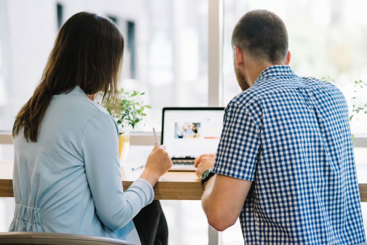 Una pareja ante una computadora: así se podrá formalizar el trámite del matrimonio digital