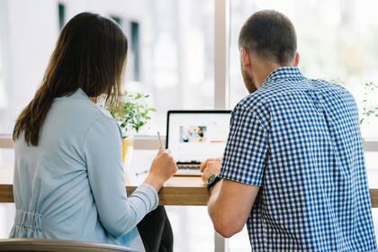 Una pareja ante una computadora: así se podrá formalizar el trámite del matrimonio digital