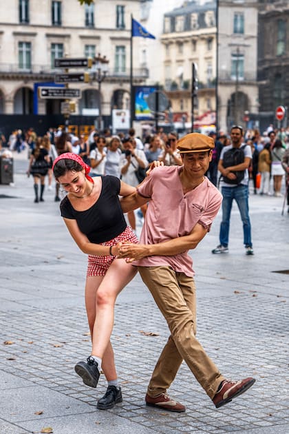 Parejas bailan en la Place Colette, en el centro de París, el 2 de septiembre de 2023.