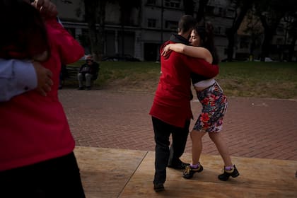 Una pareja baila tango en un parque en medio de la pandemia de COVID-19 en Buenos Aires, Argentina, el domingo 6 de junio de 2021. (AP Foto/Natacha Pisarenko)