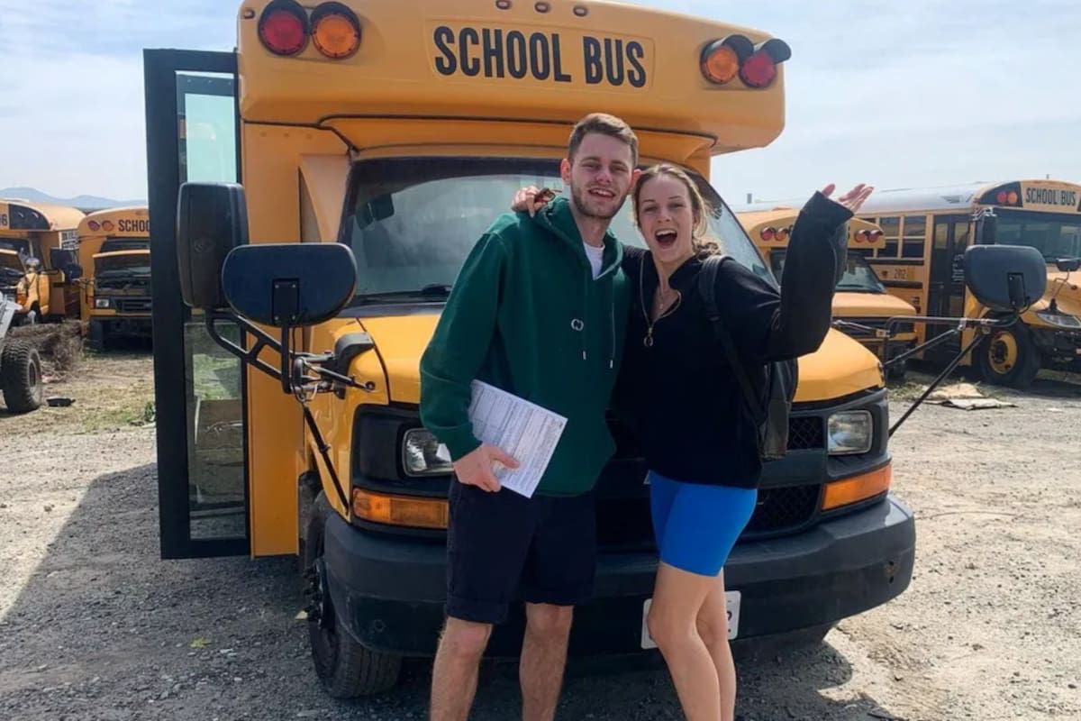 Una pareja británica recorrió Estados Unidos tras renovar un autobús escolar